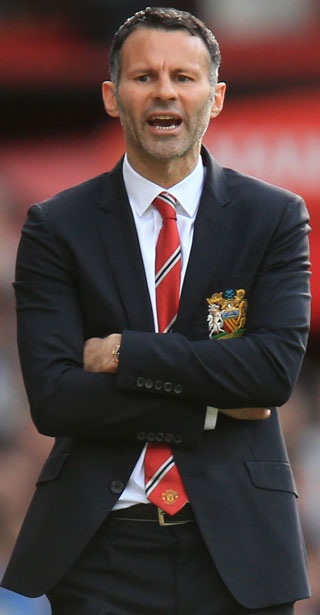 Ryan Giggs kent een succesdebuut bij Manchester United door met 4-0 te winnen van Norwich City. Dat zijn eerste wissel Juan Manuel Mata direct twee keer scoorde, was de kers op de taart.