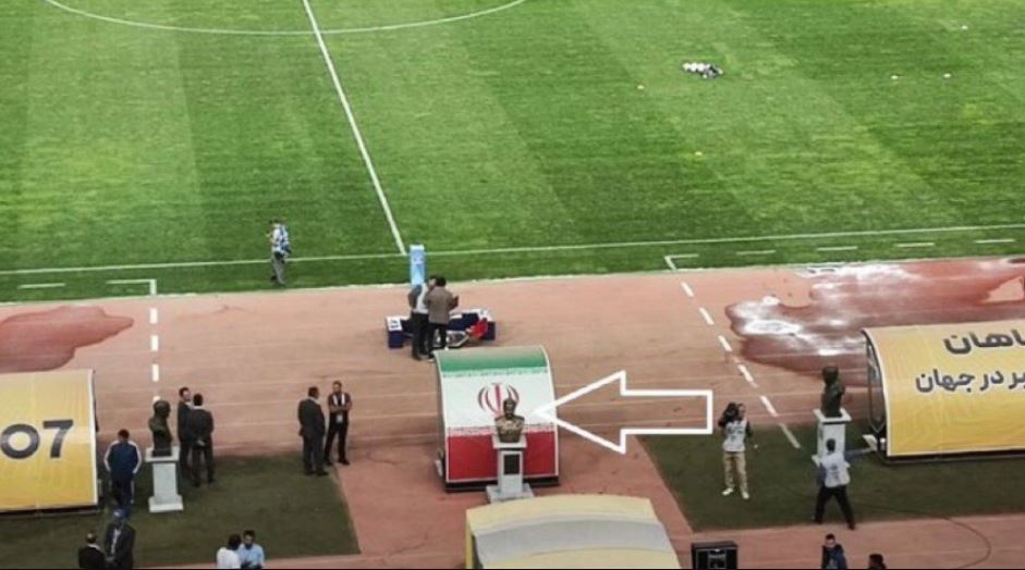 De buste van de Iraanse generaal staat vlak bij het veld op de plek waar de spelers het veld betreden.