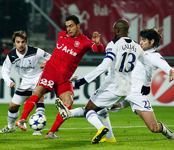 Nacer Chadli neemt het in 2010 met FC Twente in de Champions League onder meer op tegen Tottenham Hotspur. Drie jaar later verkast de Belgische buitenspeler naar die club.