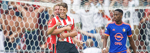 Luuk de Jong is blij met Santiago Arias na diens doelpunt (2-1).