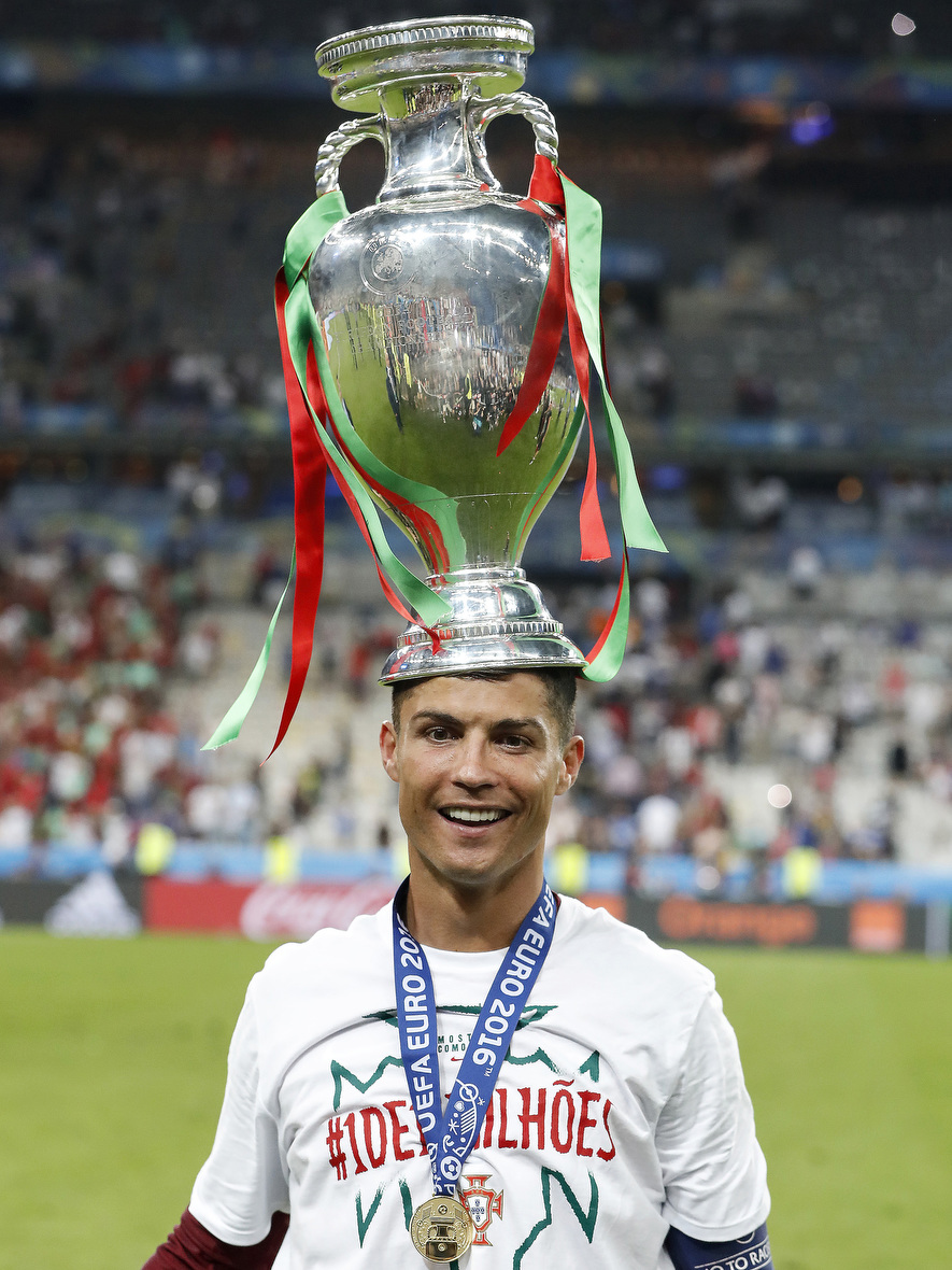 Maar uiteindelijk bleek hij toch weer de meest besproken speler: Cristiano Ronaldo. Juist de man die altijd wordt verweten een eenling te zijn, wint het EK dankzij een teamprestatie. 