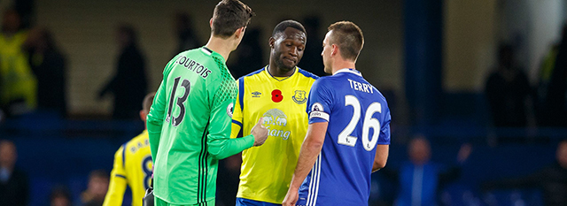 Romelu Lukaku in gesprek met oud-ploeggenoten Thibaut Courtois en John Terry.