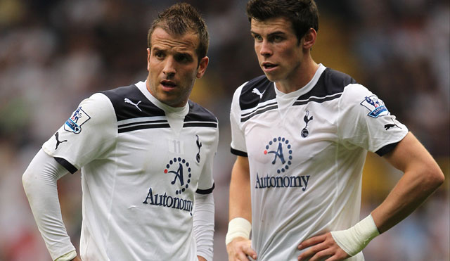 Gareth Bale en Rafael van der Vaart gebroederlijk bij Tottenham Hotspur.