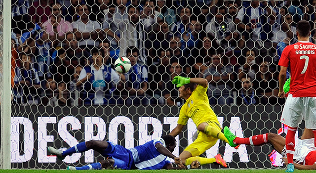 Benfica-doelman Júlio César stuit FC Porto-spits Vincent Aboubakar. Ook collega-keeper en generatiegenoot Iker Casillas verrichtte enkele belangrijke reddingen.
