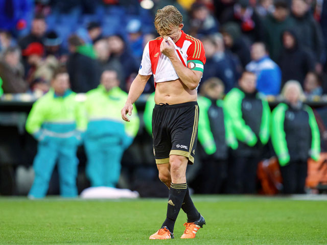 Dirk Kuijt lijkt direct na afloop te beseffen dat de titelkansen van Feyenoord een flinke knauw hebben gekregen. De achterstand op koploper Ajax bedraagt met nog zestien wedstrijden te gaan acht punten. PSV beschikt na de zege op Rotterdamse bodem over een voorsprong van vijf punten op de nummer drie.