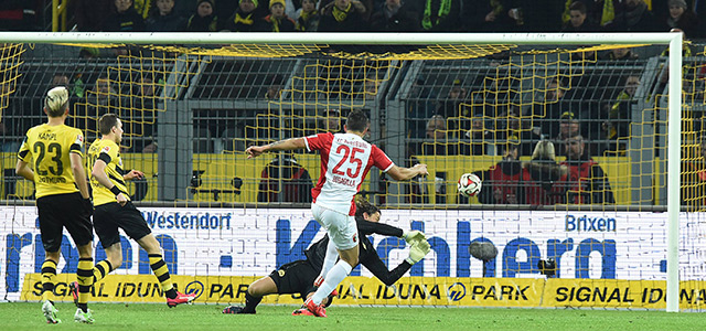 Door dit doelpunt van Raúl Bobadilla raakt het geduld van de trouwe Dortmund-aanhang langzaam maar zeker op.