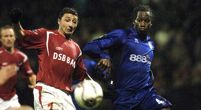 Ugo Ehiogu duelleert in november 2005 met Shota Arveladze in het UEFA Cup-duel tussen AZ en Middlesbrough.