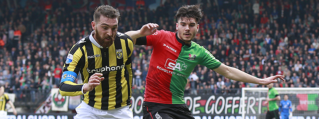 Duel tussen Vitesse-aanvoerder Guram Kashia en NEC-spits Mihai Roman.