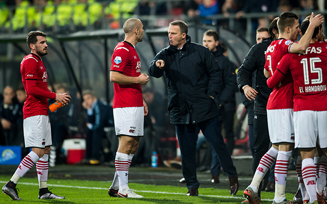 John van den Brom hield tijdens de wedstrijd contact met Ron Vlaar.