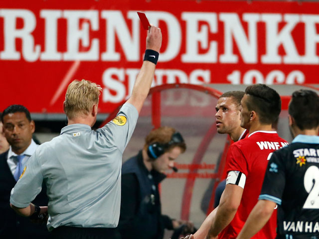 Luc Castaignos en Rasmus Bengtsson haalden het einde van het thuisduel met ADO Den Haag niet vanwege een rode kaart. Uiteindelijk verliest FC Twente twee dure punten en blijft ADO-coach Henk Fraser ongeslagen:1-1.