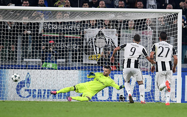 Gonzalo Higuaín zette Juventus op 1-0 tegen Olympique Lyon door een strafschop te benutten.