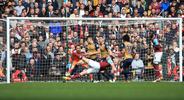 Andy Carroll maakt zijn tweede doelpunt van het duel met Arsenal op acrobatische wijze. In die fase domineerde de Engelse targetman het luchtruim, met ook nog twee kopgoals als resultaat.