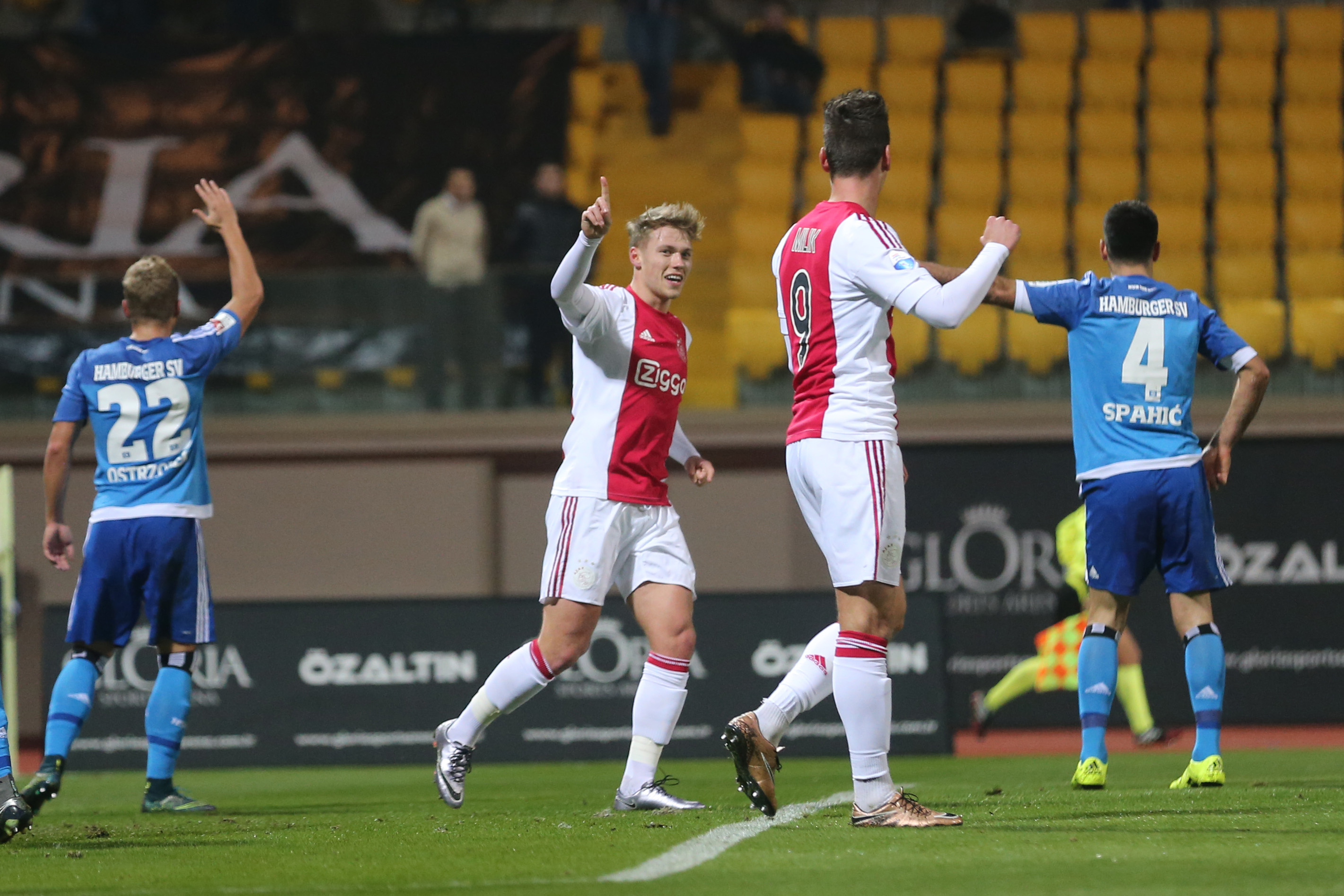 Dankzij twee goals van Arek Milik en een treffer van Viktor Fischer zijn de Amsterdammers met 3-1 te sterk voor de sparringspartner uit de Bundesliga. Ajax tankt vertrouwen in aanloop naar het duel met ADO Den Haag, dat op 17 januari de tegenstander is.