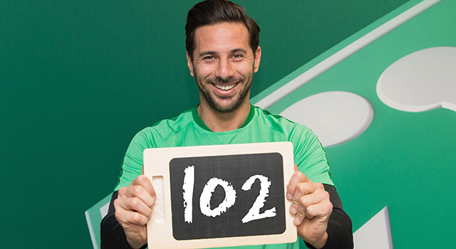 Claudio Pizarro schreef zaterdag zijn naam met dikke letters in de geschiedenisboeken van Werder Bremen. 