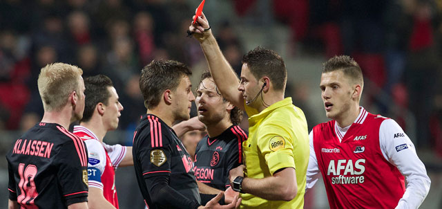 Joël Veltman protesteert, maar moet inrukken na zijn tweede gele kaart in ruim een minuut.