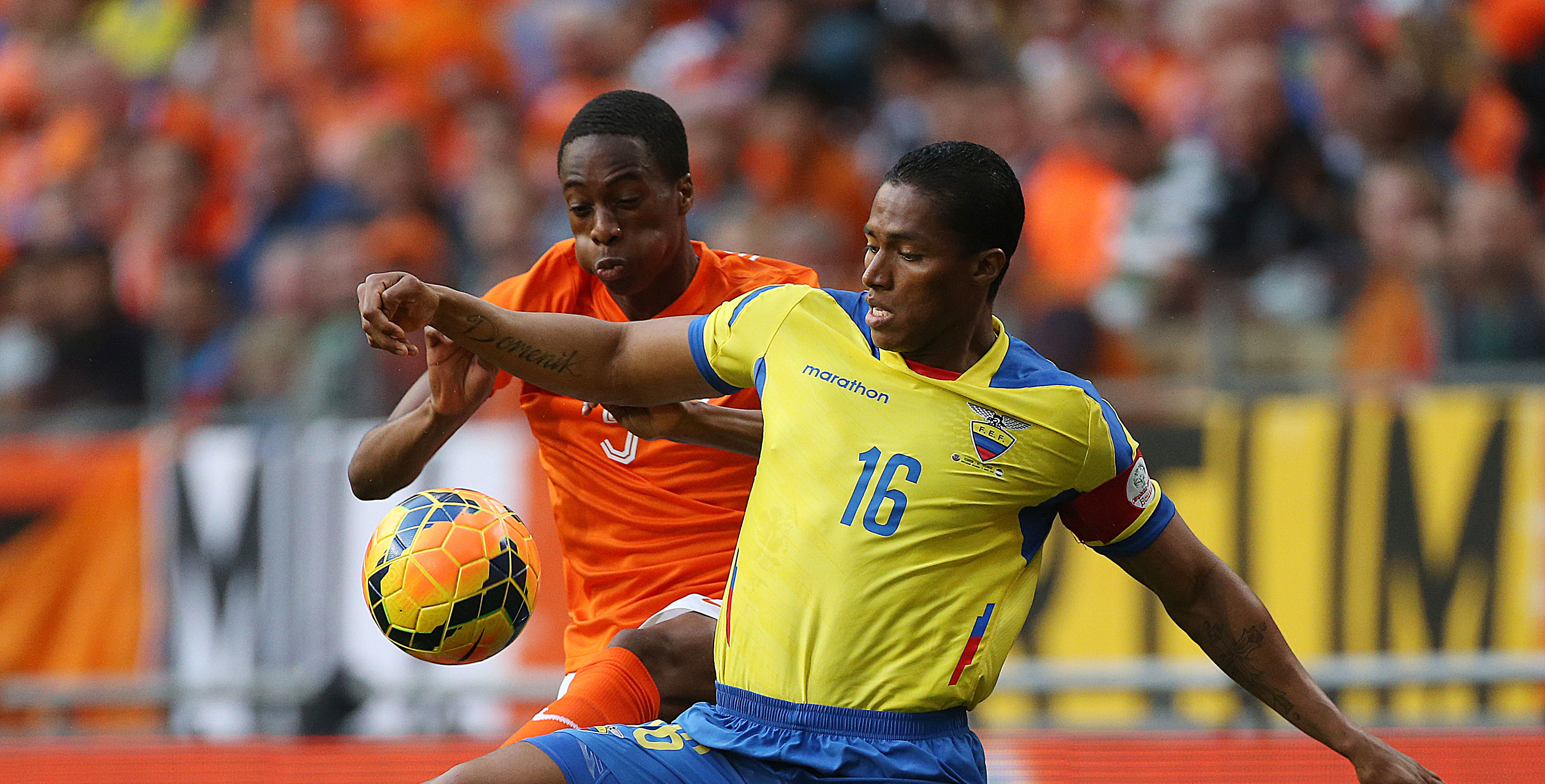 Terence Kongolo maakt zijn debuut in Oranje. De Feyenoorder, hier in de clinch met Antonio Valencia, beleeft een lastige avond en wordt in de rust vervangen door Patrick van Aanholt.