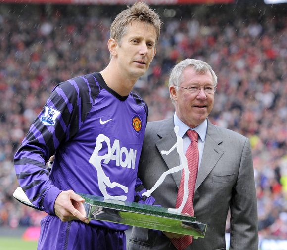 Edwin van der Sar wordt door de toenmalige Manchester United-manager Alex Ferguson bedankt voor bewezen diensten, voorafgaand aan zijn laatste competitiewedstrijd (Blackpool, 4-2 winst).