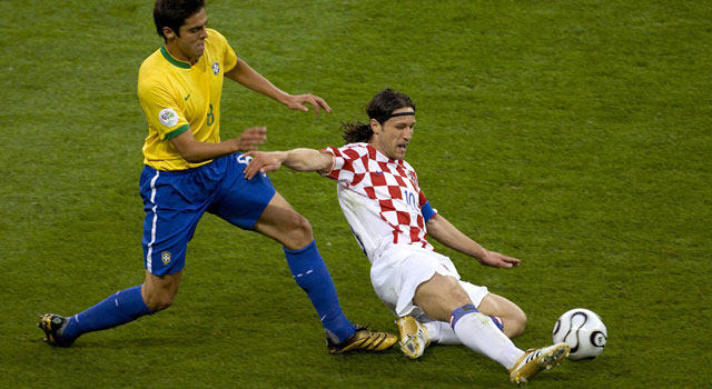 De huidige Kroatië-bondscoach Niko Kovac wint een duel van matchwinner Kaká tijdens het duel Brazilië - Kroatië (1-0) in de groepsfase van het WK 2006.