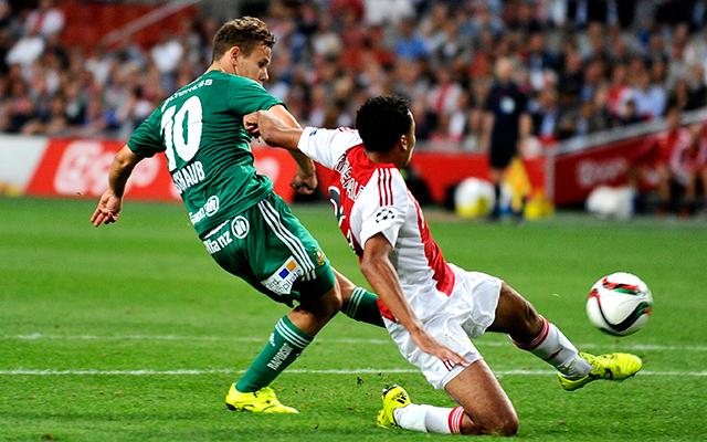 Louis Schaub bezegelt de uitschakeling van Ajax in de Champions League door in De Arena de 3-2 te maken.