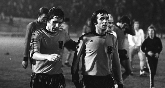 Willy van der Kuijlen (rechts) en collega-PSV&#039;er Adri van Kraaij druipen af na de met 4-1 verloren EK-kwalificatiewedstrijd tegen Polen in 1975. Het was een van de slechts 22 interlands die &#039;Mister PSV&#039; speelde.