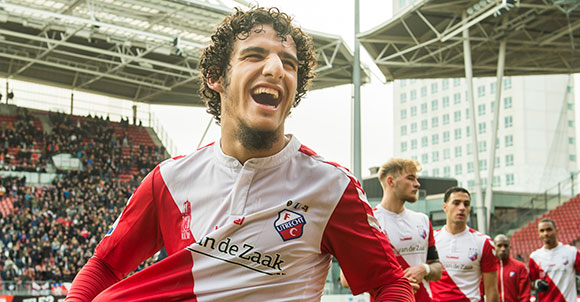 Yassin Ayoub heeft na afloop de breedste lach op zijn gezicht. Ooit afgewezen door Ajax tekent hij in de slotfase voor de enige treffer in de Domstad, en daarmee blijft FC Utrecht voor de zevende keer op rij op eigen veld ongeslagen tegen Ajax.