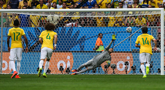 De penalty van Robin van Persie verdwijnt in de bovenhoek. Het was het vierde doelpunt van de Oranje-aanvoerder op dit WK.