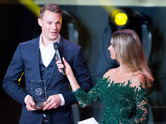 Manuel Neuer werd benoemd tot beste keeper van het jaar en verdiende zo zijn plaatsje in het FIFPro World XI. Hij wordt hier ondervraagd door presentatrice Lima.