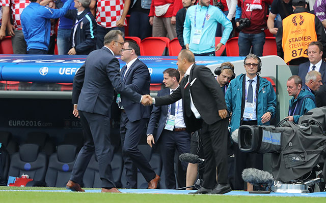 Ante Cacic en Fatih Terim, bondscoaches van Kroatië en Turkije, schudden elkaar de hand.