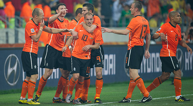 Wesley Sneijder viert zijn tweede treffer in de kwartfinale tegen Brazilië. Sneijder won vlak voor het WK in 2010 de Champions League met Internazionale en neemt Oranje bij de hand in Zuid-Afrika. De droom eindigt in de finale, waarin Spanje met 1-0 te sterk is.