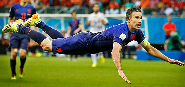 Robin van Persie kopt de 1-1 binnen tegen Spanje op het WK 2014.