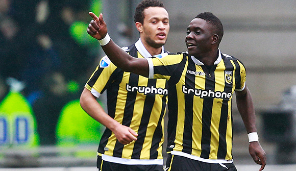 Marvelous Nakamba (rechts) en Lewis Baker vieren de spectaculaire 0-1 van Vitesse.