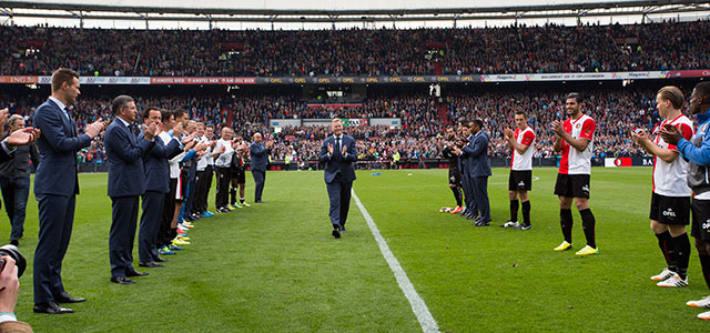 Ronald Koeman werd na zijn laatste thuiswedstrijd als trainer van Feyenoord uitgezwaaid met een erehaag.
