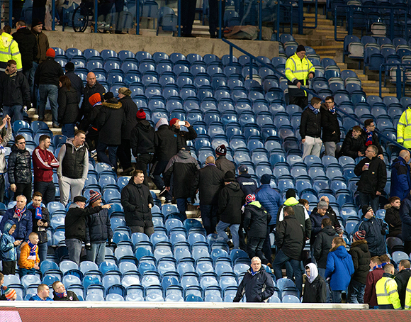 Supporters van Rangers FC moesten dinsdagavond de tribune verlaten.