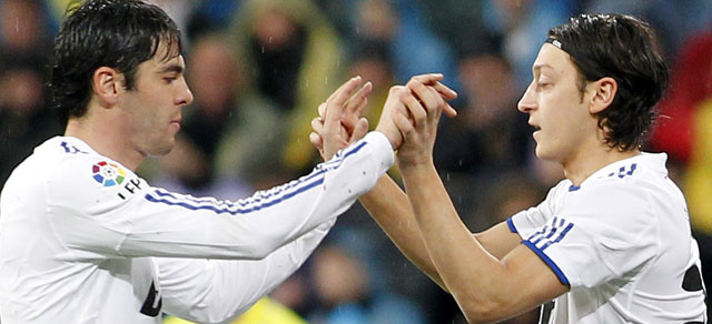 Kaká en Özil namens Real Madrid in actie.