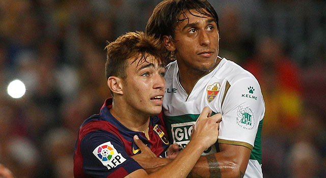 Munir El Haddadi, hier in duel met Elche-verdediger Damían Suárez, werd met zijn doelpunt de op drie na jongste doelpuntenmaker in de clubhistorie (na Bojan Krkic, Messi en Xavi).