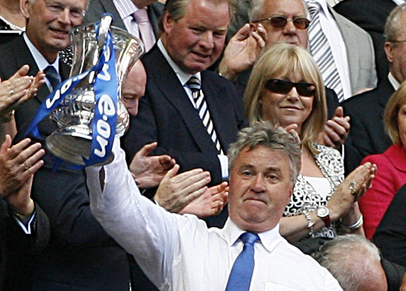 Guus Hiddink won in 2009 met Chelsea de FA Cup. 