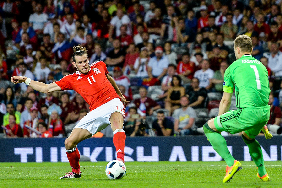 Gareth Bale maakt hier de 0-3 tegen Rusland. De Welshe ster scoorde voor het derde duel op rij op het EK.