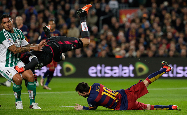 Betis-doelman Adán is ongelukkig in botsing gekomen met Lionel Messi en bezorgt daarna ook ploeggenoot Juan Manuel Vargas moeilijke seconden. De charge op Messi was de aanleiding voor de penalty in de 29ste minuut.