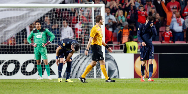 De AZ-spelers Esteban, Nemanja Gudelj en Jeffrey Gouweleeuw (vanaf links) druipen af na de 1-0 van Rodrigo.