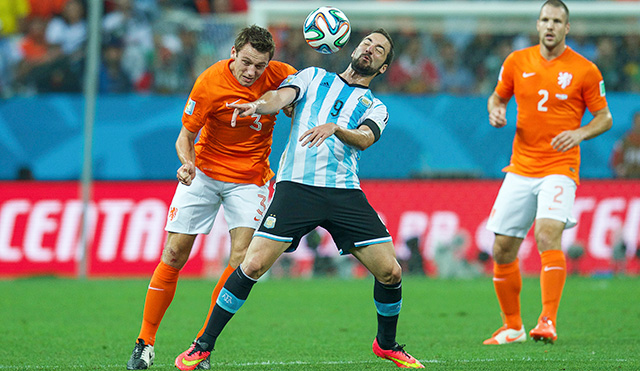 Ron Vlaar en Stefan de Vrij blonken uit tijdens het WK van 2014. Het uitstekend verdedigende Oranje hield de nul tegen Chili (2-0), Costa Rica (0-0), Argentinië (0-0) en Brazilië (3-0). In de halve finale verloor Nederland uiteindelijk na strafschoppen van de Argentijnen.