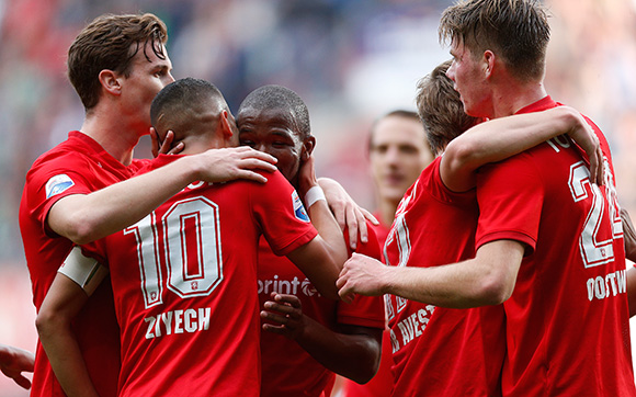 In de schaduw van Hakim Ziyech, die al het hele seizoen imponeert bij FC Twente, opereert Kamohelo Mokotjo. De twee nemen FC Twente zondag tegen Roda JC Kerkrade bij de hand en de Zuid-Afrikaanse middenvelder draagt zelfs met een goal bij aan de eerste overwinning van het seizoen: 2-1.