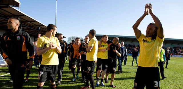 Edgar Davids bedankt de fans na de laatste thuiswedstrijd in het seizoen 2012/13. Barnet wint met 1-0 van Wycombe Wanderers. Davids wisselt zichzelf in de 83ste minuut. Op de laatste speeldag degradeert Barnet alsnog na de 2-0 nederlaag op bezoek bij Northampton Town.