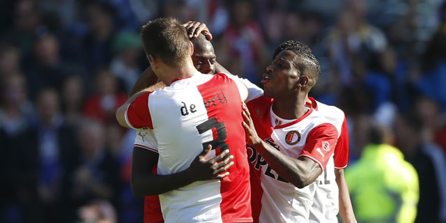 Bruno Martins Indi viert zijn doelpunt met Stefan de Vrij. Het veelvuldig bekritiseerde verdedigingsduo kon er niet voor zorgen dat Feyenoord voor de derde keer op rij de nul hield in een thuiswedstrijd.