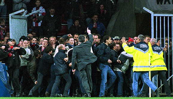  Eric Gerets probeert in het seizoen 2000/01 de fans van PSV tot bedaren te brengen tijdens de kwartfinale in het toernooi om de UEFA Cup tegen 1. FC Kaiserslautern. PSV verloor met 1-0 na een rake strafschop van Mario Basler. 