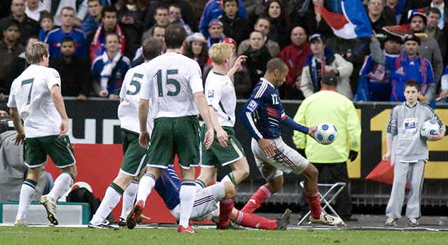 Thierry Henry maakte overduidelijk hands voordat hij Frankrijk ten koste van Ierland naar het WK 2010 schoot.