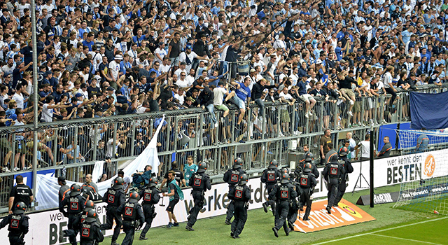 De fans van 1860 München waren woedend dat hun club degradeerde uit de Tweede Bundesliga en moeten nu genoegen nemen met voetbal op het vierde niveau.