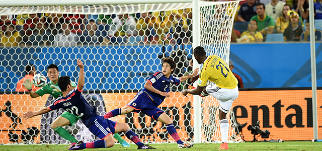 Jackson Martínez staat op het punt zijn tweede treffer in de groepswedstrijd tegen Japan te maken.