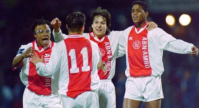Edgar David, Marc Overmars (nummer 11), Jari Litmanen en Patrick Kluivert vieren een van de vijf doelpunten die Ajax in de halve finale van het CL-seizoen 1994/95 maakt tegen Bayern München.