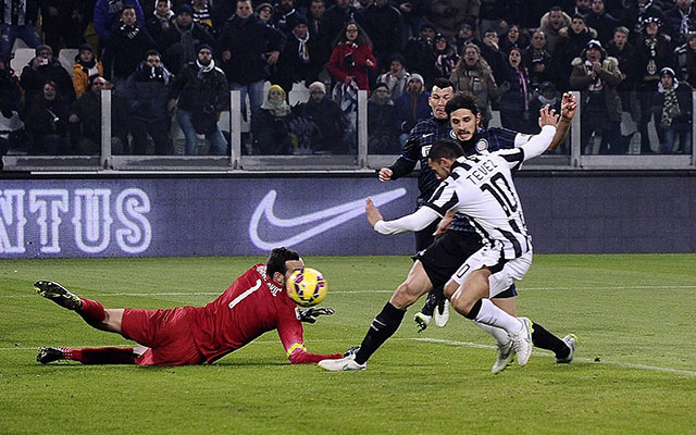 Carlos Tévez zet Juventus al vroeg op 1-0 tegen Internazionale, maar die treffer kreeg geen navolging.